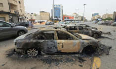 Des véhicules brûlés dans une rue de Tripoli, le 14 mai 2025 en Libye ( AFP / Mahmud Turkia )