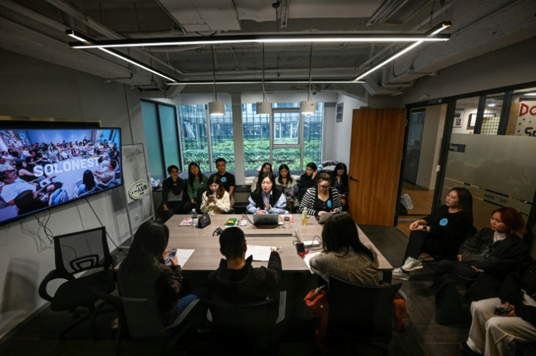Des participants à une discussion informelle sur les entreprises individuelles, le 12 avril 2026 à Shanghai, en Chine ( AFP / Jade GAO )