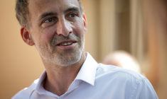 L'eurodéputé Raphaël Glucksmann le 12 août 2026 à Jonquière, dans l'Aude ( AFP / Valentine CHAPUIS )