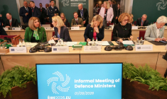 La ministre irlandaise de la Défense et des Affaires étrangères Helen McEntee (c), la secrétaire générale adjointe de l'Otan Radmila Šekerinska (2e à d) et la vice-présidente de la Commission européenne Kaja Kallas (2e à g) à Wicklow, en Irlande, le 1er septembre 2026 ( AFP / Paul Faith )