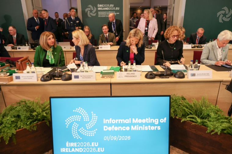 La ministre irlandaise de la Défense et des Affaires étrangères Helen McEntee (c), la secrétaire générale adjointe de l'Otan Radmila Šekerinska (2e à d) et la vice-présidente de la Commission européenne Kaja Kallas (2e à g) à Wicklow, en Irlande, le 1er septembre 2026 ( AFP / Paul Faith )