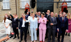 La Première ministre danoise Mette Frederiksen, au centre, a présenté le 3 juin 2026 son nouveau gouvernement qui, pour la première fois dans l'histoire du Danemark, compte plus de femmes que d'hommes ( Ritzau Scanpix / Sebastian Elias Uth )