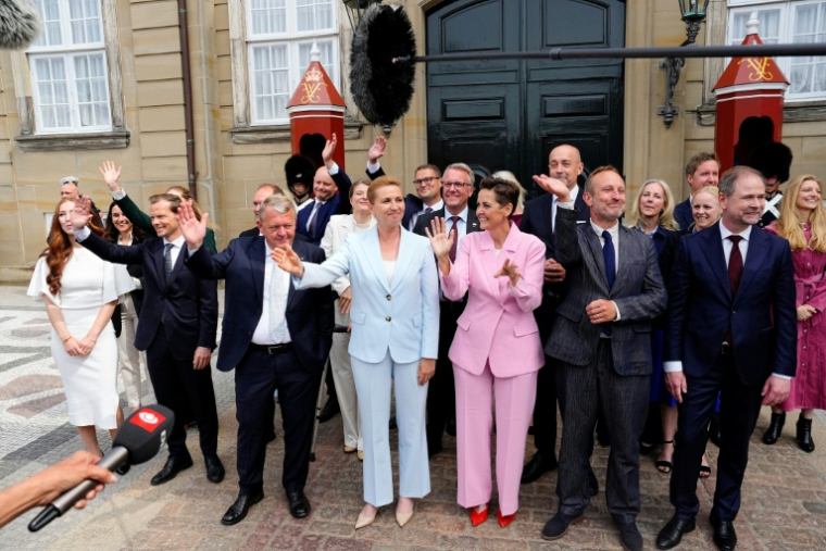 La Première ministre danoise Mette Frederiksen, au centre, a présenté le 3 juin 2026 son nouveau gouvernement qui, pour la première fois dans l'histoire du Danemark, compte plus de femmes que d'hommes ( Ritzau Scanpix / Sebastian Elias Uth )