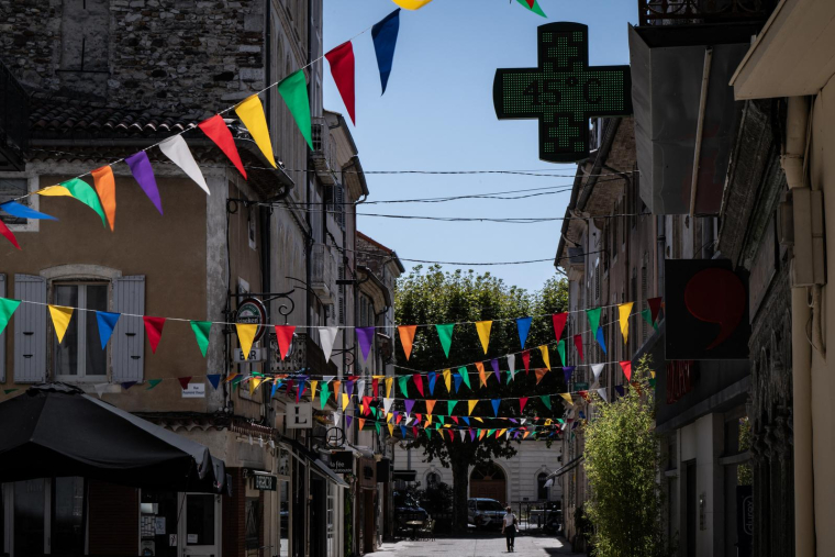 La croix lumineuse d'une pharmacie à Montélimar, dans la Drôme, a affiché 45 degrés le 22 août 2023. ( AFP / JEFF PACHOUD )