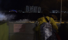 Les vagues frappent le port de Hong Kong à l'approche du super typhon Ragasa