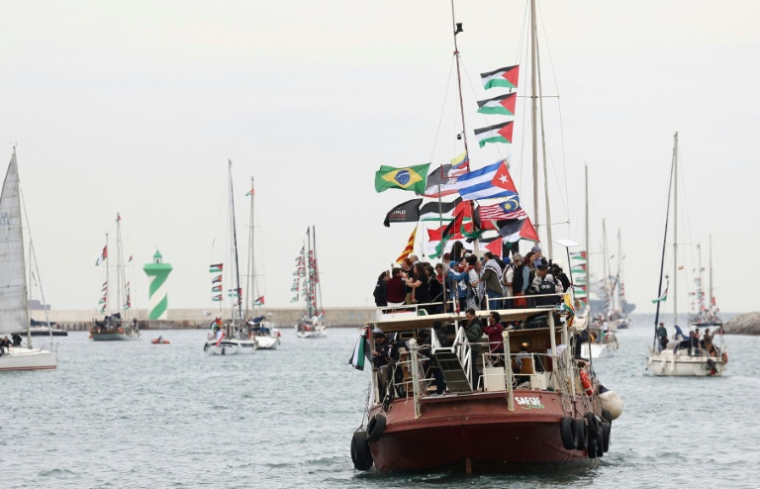 Des bateaux d'une flotille de militants propalestiniens souhaitant briser le blocus de Gaza quittent le port Vell de Barcelone en Espagne, le 12 avril 2026 ( AFP / Josep LAGO )