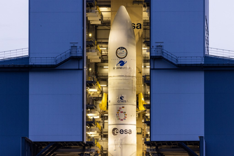 La fusée Ariane 6 (dans sa version 62) avant son lancement inaugural, à Kourou, en juillet 2024 (illustration) ( AFP / JODY AMIET )