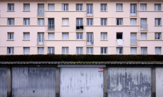 Des scellés de la police sur un garage (c) où deux femmes dont une magistrate ont été séquestrées, à Bourg-lès-Valence, le 6 février 2026 dans la Drôme ( AFP / Alex MARTIN )