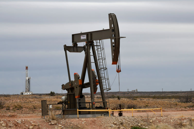 DES MOLÉCULES AUX ÉLECTRONS, LES MAJORS PÉTROLIÈRES EN MUTATION