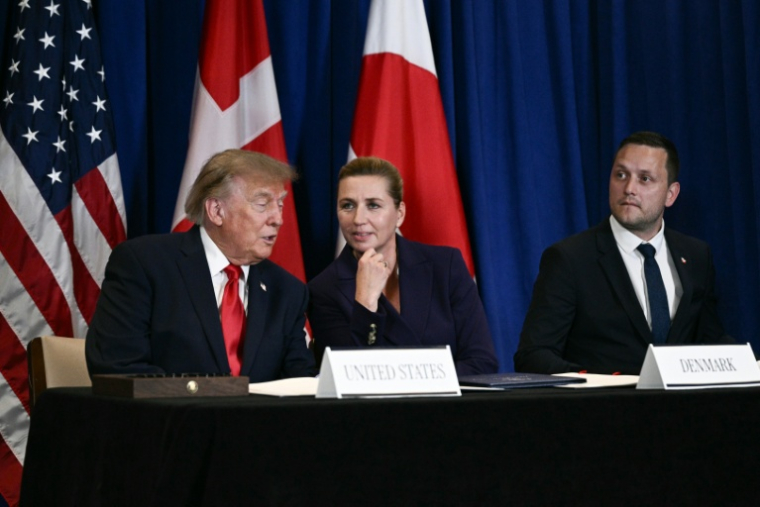 Le président américain Donald Trump, la dirigeante danoise Mette Frederiksen et celui du Groënland Jens-Frederik Nielsen lors de la signature d'un accord, au siège de l'ONU à new York, 22 septembre 2026 ( AFP / Brendan SMIALOWSKI )