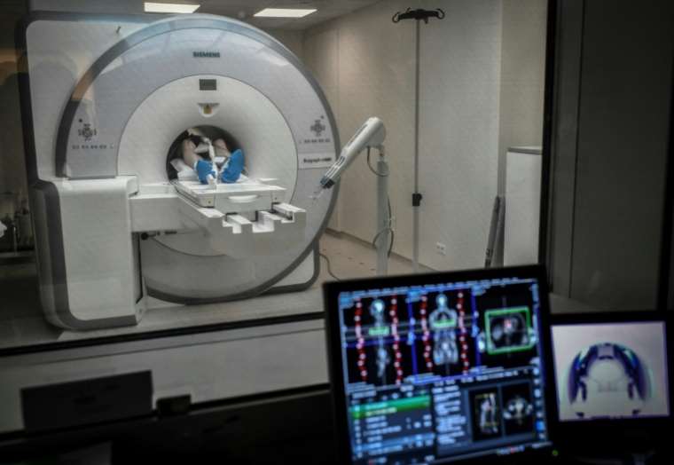 La mortalité en France, causée d'abord par les cancers et les maladies circulatoires, a atteint en 2023 un niveau "historiquement bas" essentiellement lié au reflux du Covid-19 ( AFP / STEPHANE DE SAKUTIN )