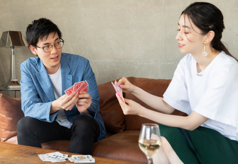 Travailler avec l'être cher peut aussi être rassurant : chacun connaît les défauts et qualités de l'autre. Et un projet entrepreneurial n'est-il pas un projet de couple comme un autre : bébé, maison, voyage au long cours ? A condition de bien mesurer les enjeux…(source : Adobe Stock)