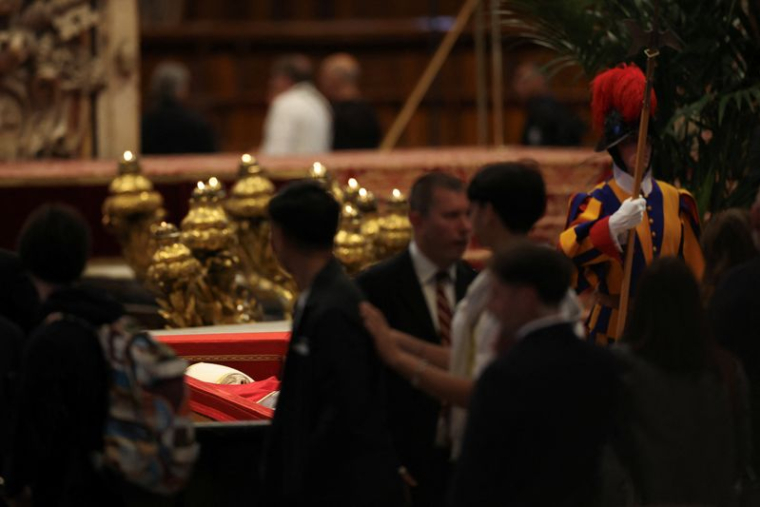 Le pape François repose en paix dans la basilique Saint-Pierre au Vatican