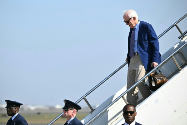 Le sénateur républicain John Cornyn descend les escaliers de l'avion présidentiel américain Air Force One à l'aéroport de Corpus Christi, au Texas, le 27 février 2026 ( AFP / Mandel NGAN )