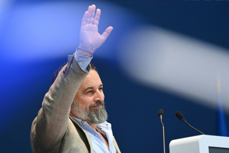 Santiago Abascal, leader du parti espagnol Vox, lors d'une réunion du groupe Patriotes pour l'Europe au Parlement européen, réunissant des dirigeants européens d'extrême droite, à Mormant-sur-Vernisson, le 9 juin 2025 dans le Loiret ( AFP / JEAN-FRANCOIS MONIER )