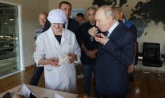 Photo de l'agence russe Sputnik montrant le président russe Vladimir Poutine goûtant du caviar lors d'une visite à l'usine de transformation du poisson Yasny, à Itouroup, dans l'archipel des îles Kouriles, disputé avec le Japon, le 13 août 2026 ( POOL / Gavriil Grigorov )