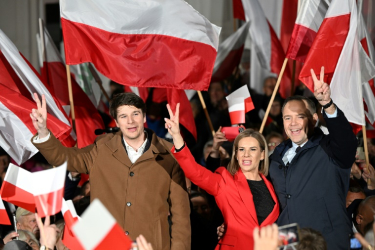 Le candidat nationaliste à la présidentielle, Karol Nawrocki, accompagné de son épouse Marta (c) et de son fils Daniel (g), lors de son dernier meeting électoralà Stalowa Wola, le 16 mai 2025 en Pologne ( AFP / Sergei GAPON )