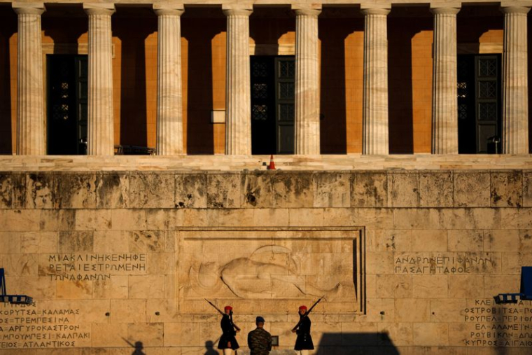 LA GRÈCE EN PASSE DE LEVER LES RESTRICTIONS POUR LE COMMERCE DE DÉTAIL ET LE TOURISME