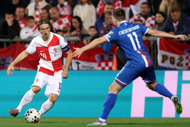 Le capitaine de la Croatie Luka Modric (gauche) lors du match de qualification pour le Mondial-2026 contre les Iles Féroé à Rijeka, le 14 novembre 2025 ( AFP / STRINGER )