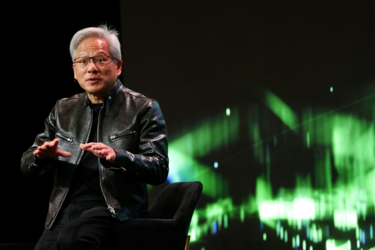 Le Pdg de Nvidia Jensen Huang s'exprime le 6 janvier 2026 à Las Vegas à l'occasion du salon de l'informatique grand public CES ( AFP / Patrick T. Fallon )