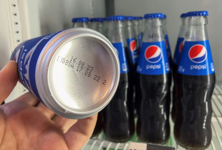 Un employé de Reuters tient une canette de Pepsi pour montrer sa date de fabrication dans un gymnase du centre de Moscou