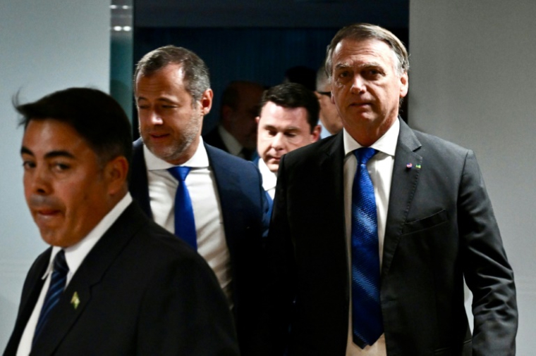 À Brasilia, Jair Bolsonaro sort de la Cour suprême pendant une pause de son procès pour tentative de coup d’État le 9 juin 2025 ( AFP / EVARISTO SA )