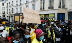 Des travailleurs sans papiers de la société de livraison de repas Frichti manifestent pour réclamer la régularisation de leur situation, le 8 juin 2020 à Paris ( AFP / FRANCOIS GUILLOT )