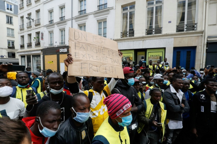 Des travailleurs sans papiers de la société de livraison de repas Frichti manifestent pour réclamer la régularisation de leur situation, le 8 juin 2020 à Paris ( AFP / FRANCOIS GUILLOT )