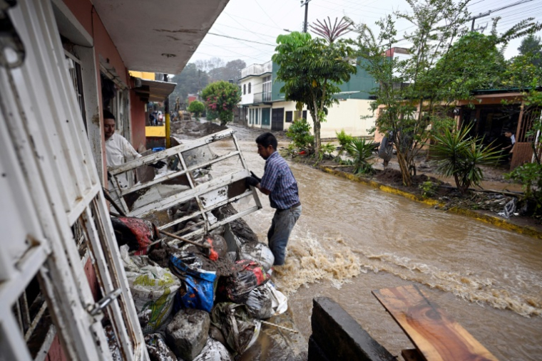 Inondations à Huauchinango, dans l'Etat mexicain de Puebla, le 11 octobre 2025 ( AFP / Alfredo ESTRELLA )