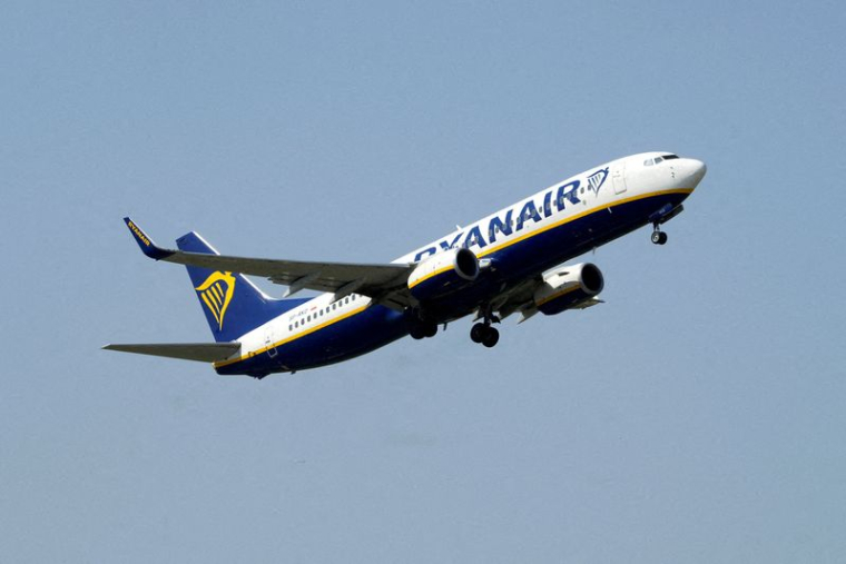 RYANAIR REVOIT À LA HAUSSE SON OBJECTIF DE PASSAGERS POUR L'ANNÉE À FIN MARS 2022