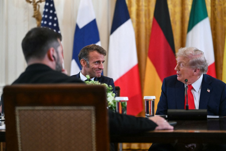 Volodymyr Zelensky, Emmanuel Macron, et Donald Trump, le 18 août 2025, à Washington DC ( AFP / ANDREW CABALLERO-REYNOLDS )