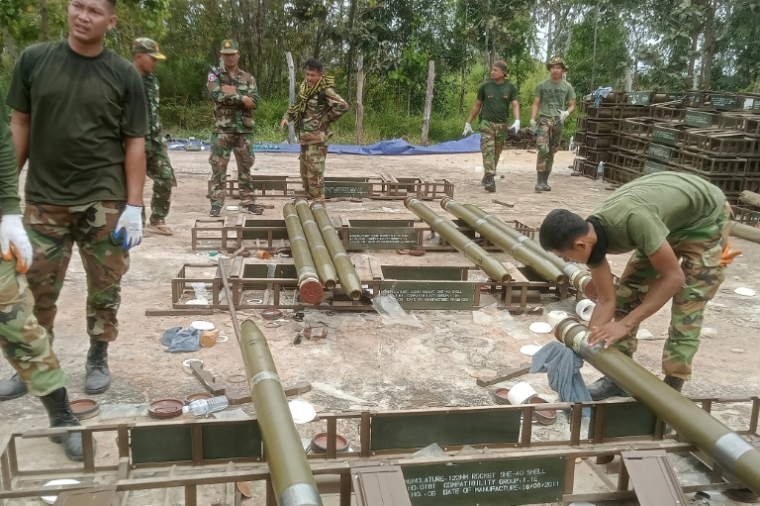 Des soldats cambodgiens préparentdes munitions adans la province de Preah Vihear, le 24 juillet 2025 au Cambodge ( AFP / STR )