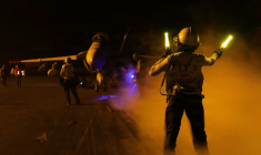 Une image rendue publique par les forces armées américaines le 8 septembre 2026 montre un F/A-18F Super Hornet sur le pont d'envol du porte-avions USS George HW Bush au Moyen-Orient ( US NAVY / Handout )