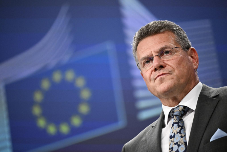 "Le commissaire Sefcovic est en route pour l'aéroport, il s'envolera pour les États-Unis afin de rencontrer (le représentant de la Maison Blanche pour le commerce, Jamieson) Greer et (le secrétaire américain au Commerce, Howard) Lutnick demain" a déclaré la Commission européenne. ( AFP / JOHN THYS )