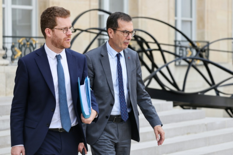 Le ministre des Comptes publics David Amiel et le ministre du Travail Jean-Pierre Farandou à la sortie du conseil des ministres le 10 septembre 2026 ( AFP / Ludovic MARIN )