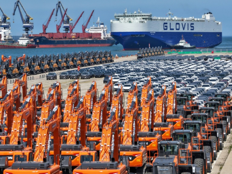 Les exportations chinoises ont augmenté de 19,4% sur un an en mai et les importations ont bondi de 27,4% sur la même période,selon l'administration des Douanes  ( CN-STR / - )