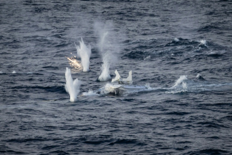 Une cible représentant un drone de surface se fait détruire par les tirs de la frégate française "Lorraine" lors d'un exercice en Mer Méditerranée le 2 octobre 2025 ( AFP / CLEMENT MAHOUDEAU )