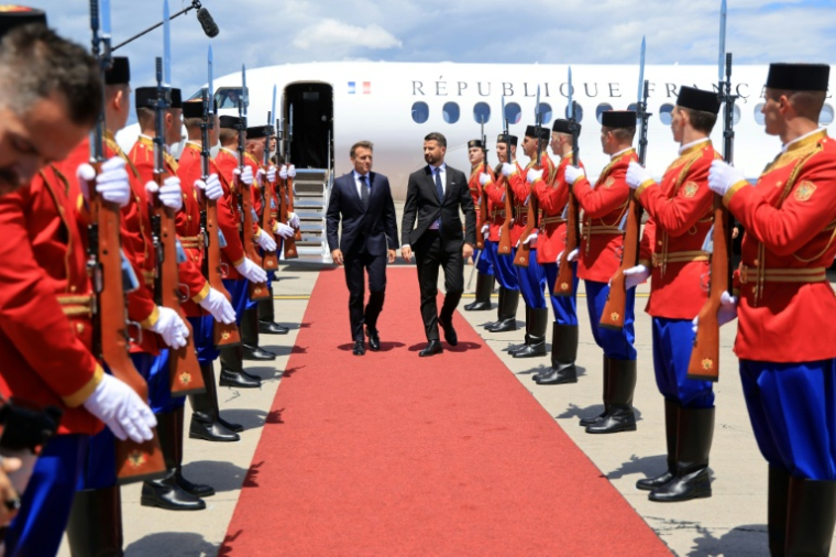 Le président du Monténégro, Jakov Milatović, accueille son homologue français, Emmanuel Macron, à son arrivée à l'aéroport de Podgorica pour sa première visite officielle au Monténégro, avant un sommet UE–Balkans occidentaux, le 4 juin 2026 ( AFP / Ludovic MARIN )