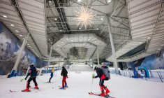 Des skieurs dans un centre de ski indoor à Lørenskog, près d'Oslo, le 5 janvier 2026 ( AFP / Jonathan NACKSTRAND )
