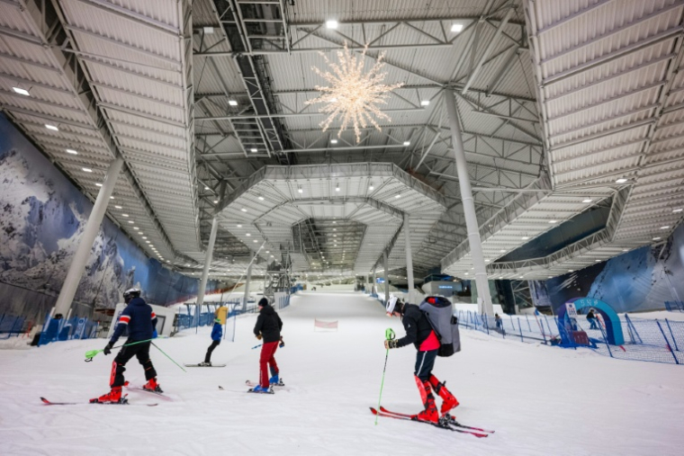 Des skieurs dans un centre de ski indoor à Lørenskog, près d'Oslo, le 5 janvier 2026 ( AFP / Jonathan NACKSTRAND )
