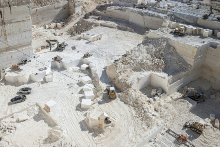 Des ouvriers taillent de gros blocs de calcaire, dans une carrière à Saïr, près d'Hébron, en Cisjordanie occupée par Israël, le 10 novembre 2025 ( AFP / JOHN WESSELS )