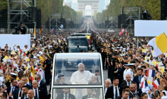Le pape Léon XIV sur les Champs-Elysées à bord de la papamobile le 26 septembre 2026as he rides down the Champs-Elysees Avenue with the Arc de Triomphe in the background on his way to the Place de la Concorde, central Paris, on September 26, 2026 to celebrate a solemn outdoor mass, on the second day of his visit to France. Pope Leo XIV celebrates an open-air mass for hundreds of thousands of believers on the Champs Elysees in Paris, after saying it was possible to "live together in dignity and peace". ( AFP / Alberto PIZZOLI )