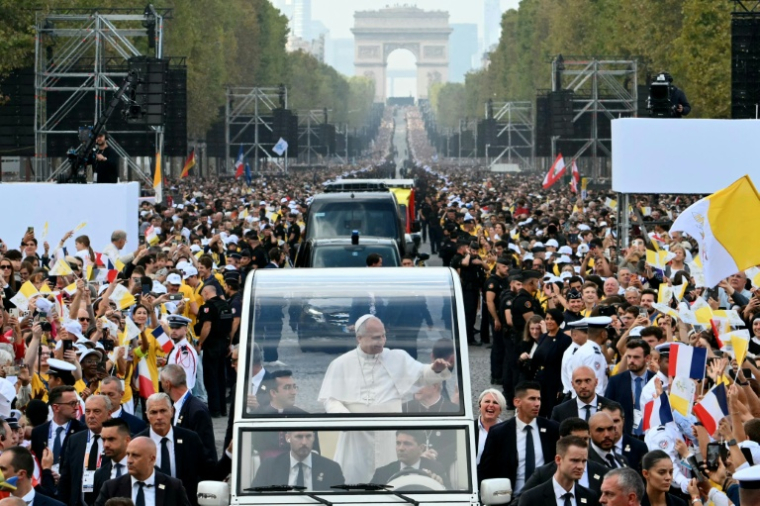 Le pape Léon XIV sur les Champs-Elysées à bord de la papamobile le 26 septembre 2026as he rides down the Champs-Elysees Avenue with the Arc de Triomphe in the background on his way to the Place de la Concorde, central Paris, on September 26, 2026 to celebrate a solemn outdoor mass, on the second day of his visit to France. Pope Leo XIV celebrates an open-air mass for hundreds of thousands of believers on the Champs Elysees in Paris, after saying it was possible to "live together in dignity and peace". ( AFP / Alberto PIZZOLI )