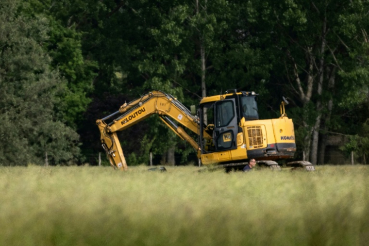 Une pelleteuse est à l'œuvre à Rouvray, dans l'Yonne, le 26 mai 2025, alors que des fouilles débutent dans le "cimetière" du tueur en série Emile Louis ( AFP / ARNAUD FINISTRE )