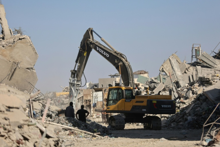 Des engins de chantier au travail dans le quartier d'al-Tuffah à Gaza-ville, le 27 octobre 2025 ( AFP / Omar AL-QATTAA )