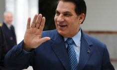 Photo prise le 22 décembre  2010 à l'aéroport de Tunis montrant Zine El Abidine Ben Ali, alors président de la Tunisie  ( AFP / FETHI BELAID )