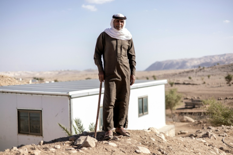 Abou Taleb, un éleveur bédouin, pose devant sa maison à Ras Ein al-Auja, dans la vallée du Jourdain, en Cisjordanie occupée, le 30 septembre 2025 ( AFP / JOHN WESSELS )