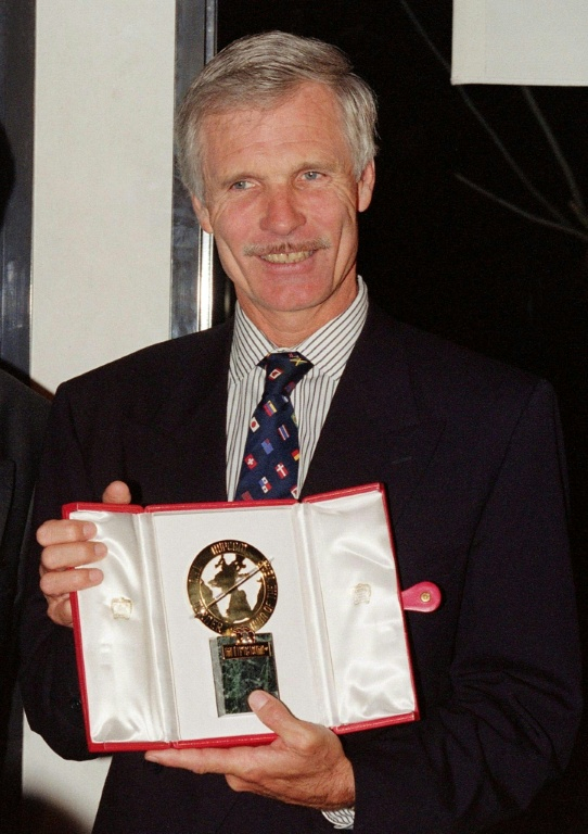Ted Turner, fondateur de la chaîne américaine d’information en continu CNN, montre son prix d’"Homme de l’année", décerné par le festival de télévision MIPCOM à Cannes, le 14 novembre 1990 dans le sud de la France ( AFP / GERARD JULIEN )