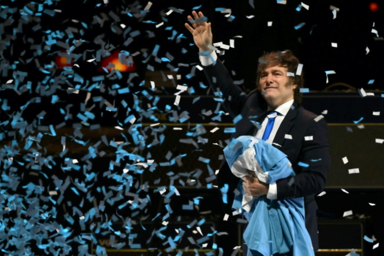 Le président argentin Javier Milei salue ses partisans lors du lancement de son nouveau livre, "La fabrication du miracle", à Buenos Aires, le 6 octobre 2025 ( AFP / Luis ROBAYO )