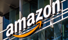 Le logo d'Amazon sur un des bâtiments du groupe. (Crédit:  / Adobe Stock)